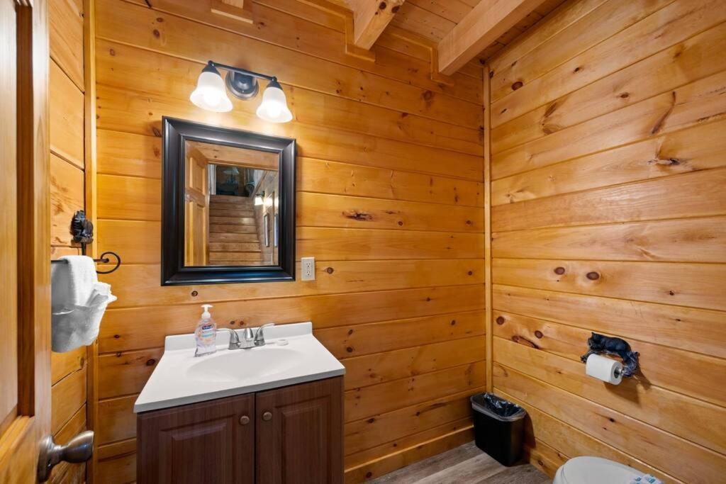 2-Bedroom Cabin With 2 Master Suites, Loft, Half-Bath And Hot Tub In A Serene Resort Setting Sevierville Bagian luar foto